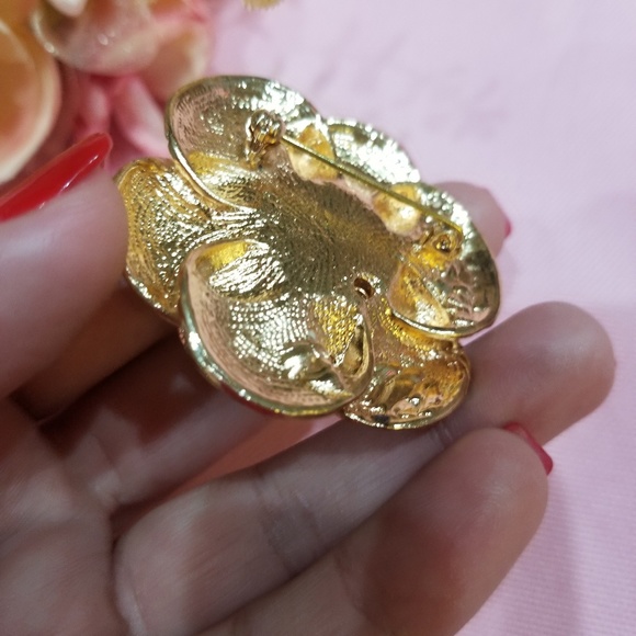 White flower brooch - Picture 5 of 5